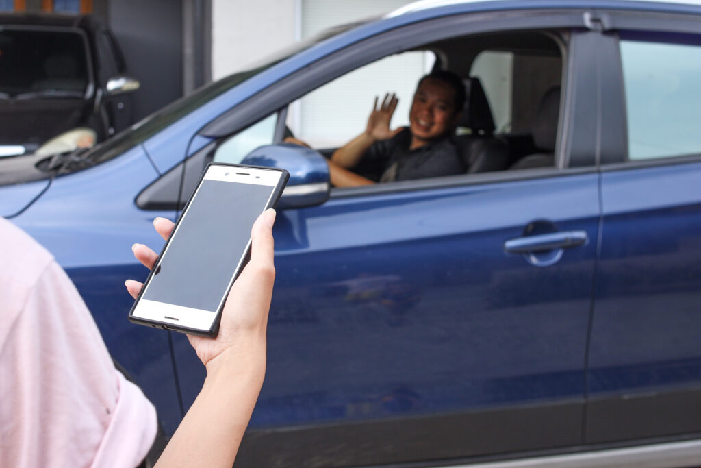 A family entering a cab after app booking – happy customer moment.